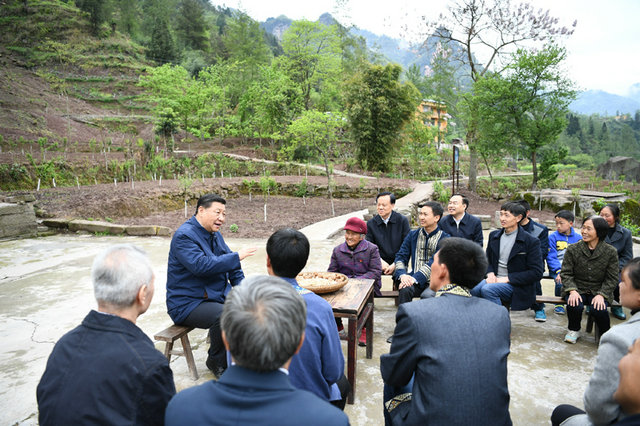 On the afternoon of April 15, 2019, Xi Jinping sat in the same villagers, grassroots cadres, poverty alleviation cadres, and rural doctors in Huaxi Village, Zhongyi Township, Shizhu Tujia Autonomous County to sit together to fight poverty.