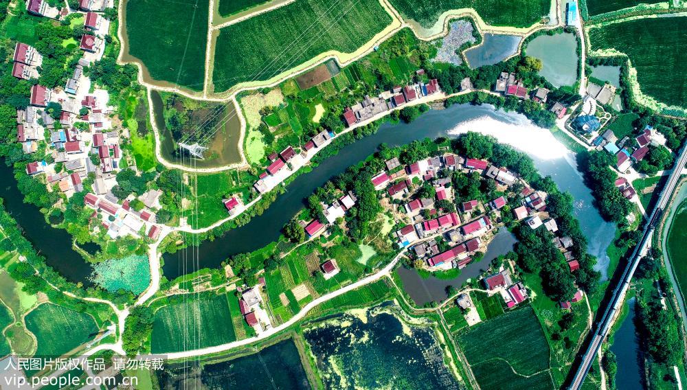 一泓清泉润家园 “翡翠项链”绕小村
