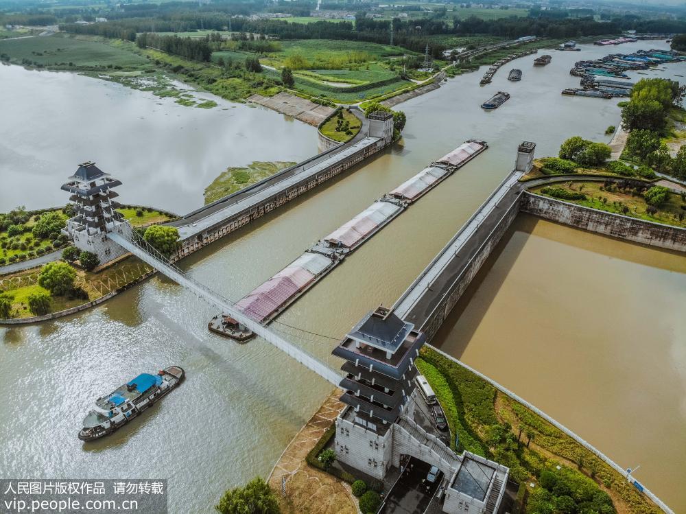 8月27日航拍淮安“水上立交”，一艘艘船只穿梭其中，有序航行。