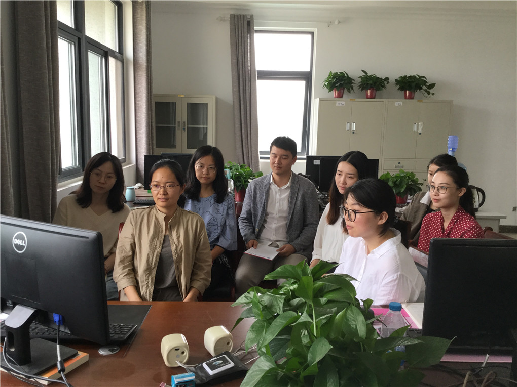 传媒学院党总支副书记李丽老师参加新闻教研室活动，观看扶贫主题影片《一个都不落》