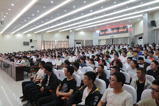 来自华北水利水电大学、郑州电力职业技术学院、郑州幼儿师范高等专科学校等420余名师生聆听宣讲
