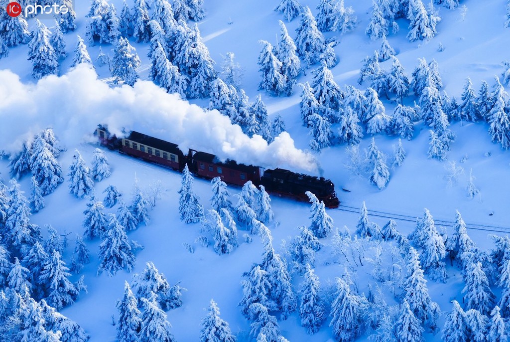 航拍德国哈茨山脉雪景。
