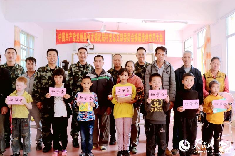 武警官兵与困难群众合影
