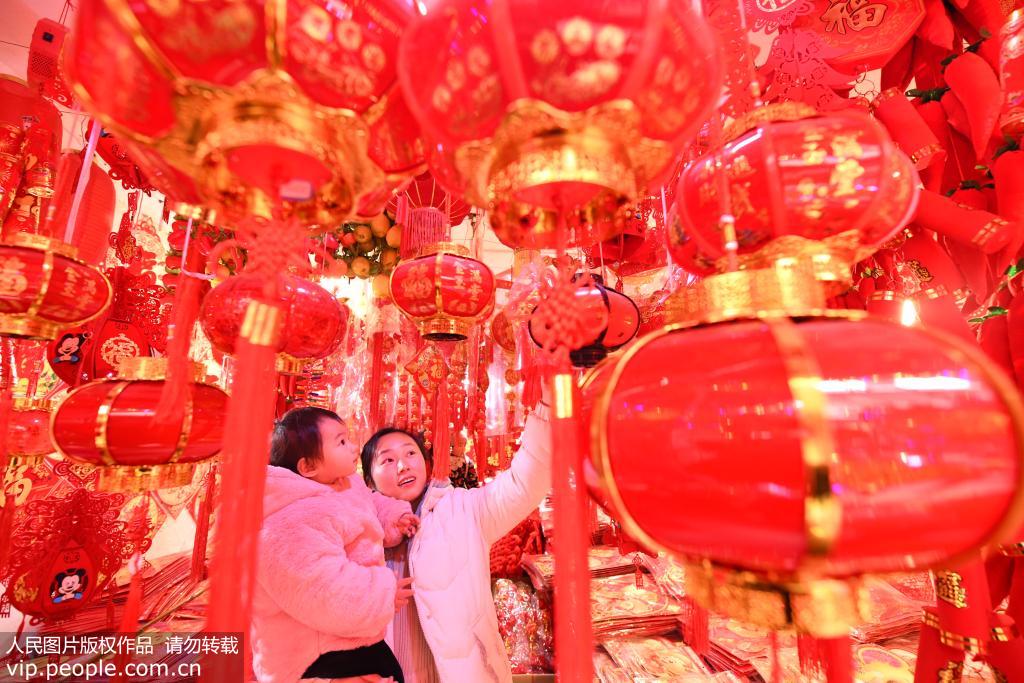 2019年12月30日，安徽省阜阳市的市民在本市古商城内选购红灯笼等喜庆饰品。 