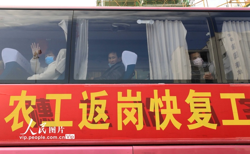 广西春节后首批农民工坐上专车赴粤务工