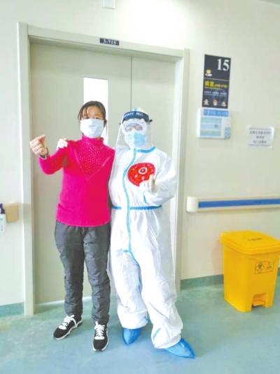 河南援湖北护士与患者病房高歌，庆祝患者出院