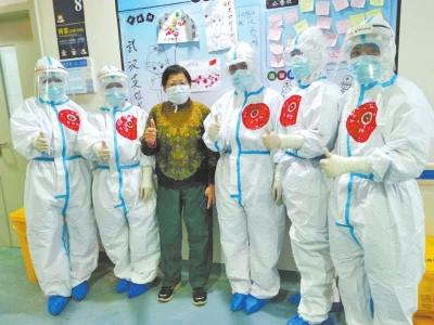 河南援湖北护士与患者病房高歌，庆祝患者出院