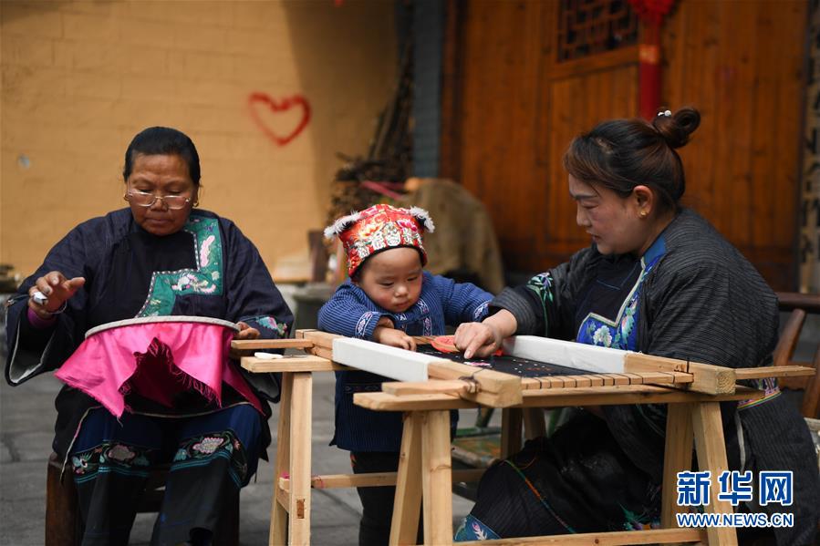 (Xinhua All Media Headline · Graphic Interaction) (7) In the early summer, visit the new business of industrial poverty alleviation with the footsteps of the General Secretary