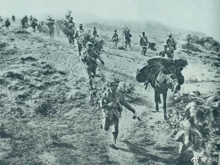 The picture shows that in the Battle of Meng Liangzheng in May 1947, the East China Field Sky bet  sports betting  APP Army advanced to Meng Liangzheng.