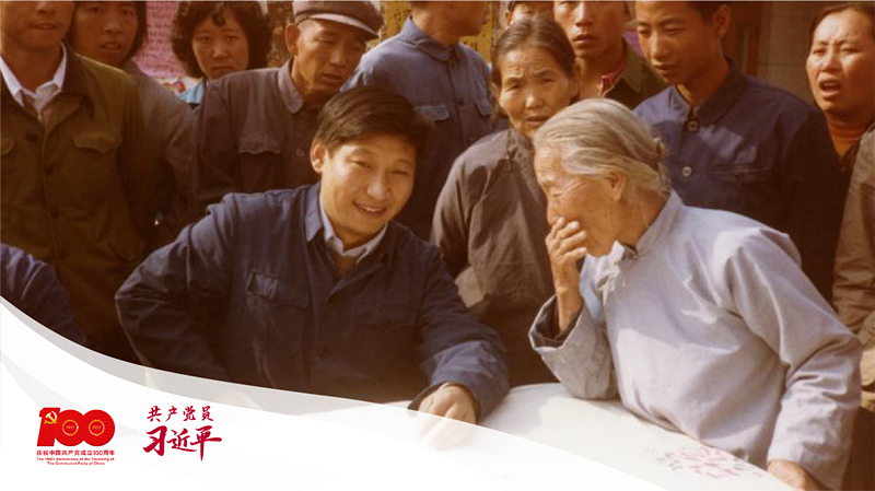 In 1983, Xi Jinping, then Secretary of the Zhengding County Party Committee of Hebei, listened to the opinions of the visiting masses on the street.