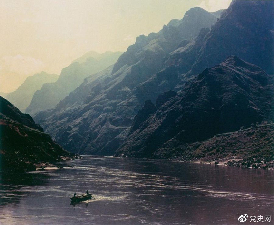 Jinsha River, Jinsha River, Lu Qiu County, Yunnan Province. In May 1935, the Red Army crossed Jinsha River here.