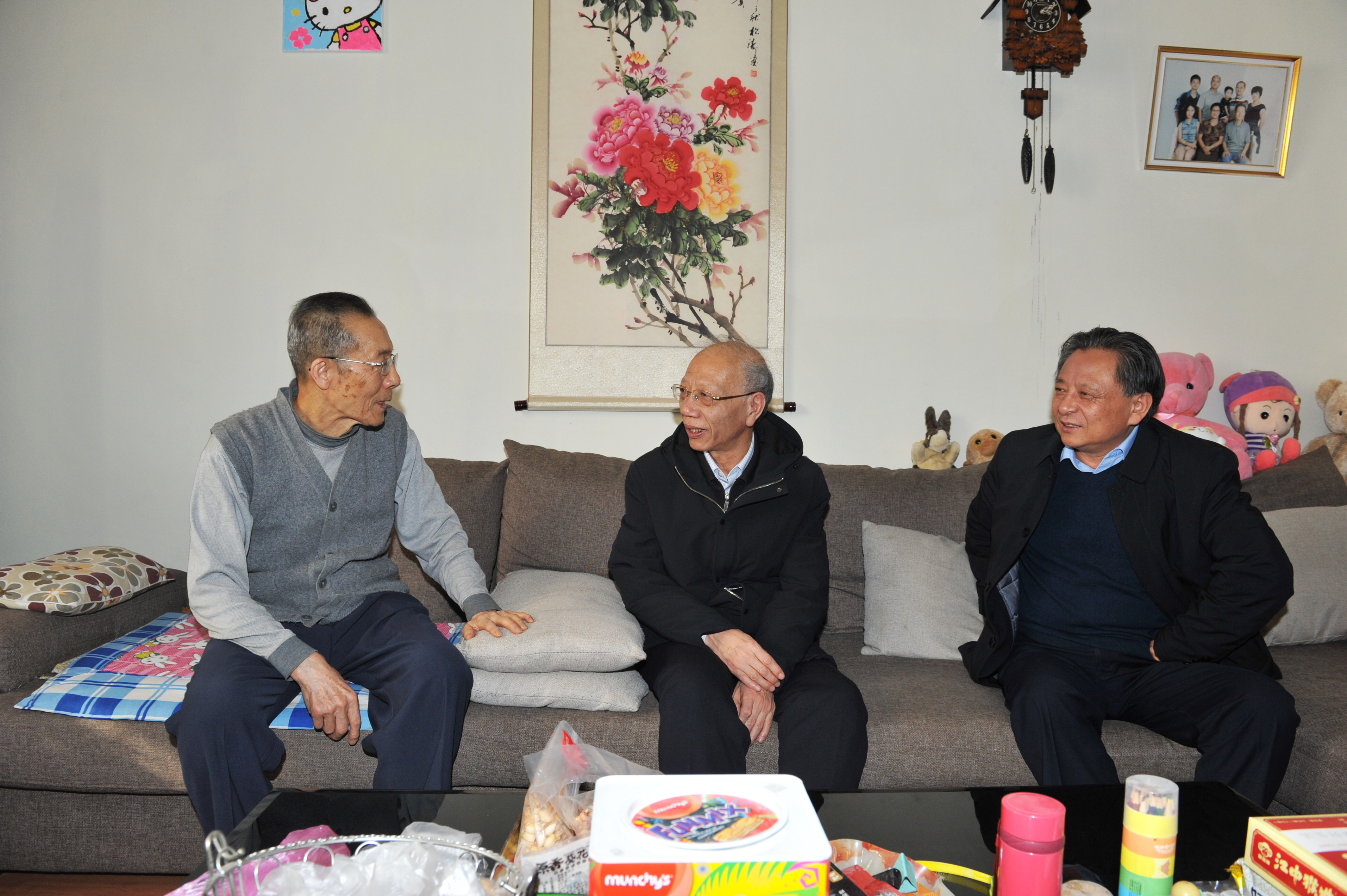 省委黨史研究室領導走訪慰問離退休老干部老黨員