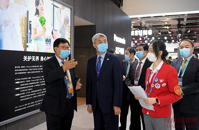 Yin Hong visited corporate booths at the CIIE to promote Henan. These two words were the most talked about