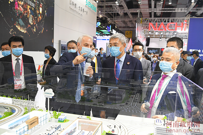 Yin Hong visited corporate booths at the CIIE to promote Henan. These two words were the most talked about