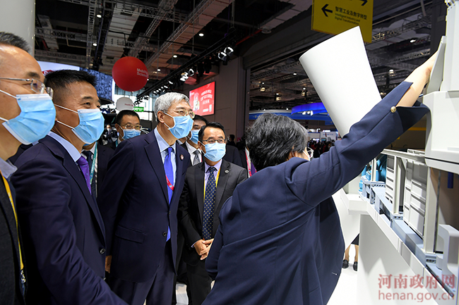 Yin Hong visited corporate booths at the CIIE to promote Henan. These two words were the most talked about