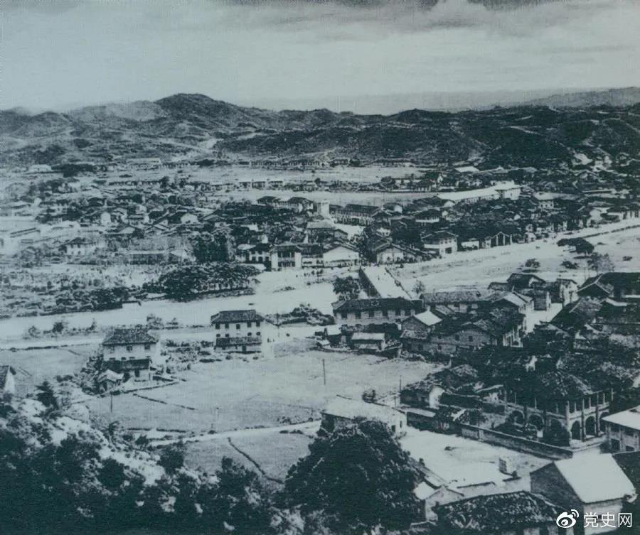 In April 1928, Zhu De led the Nanchang Uprising to Jinggangshan to win the team with Mao Zedong. The picture shows the panoramic view of the city.