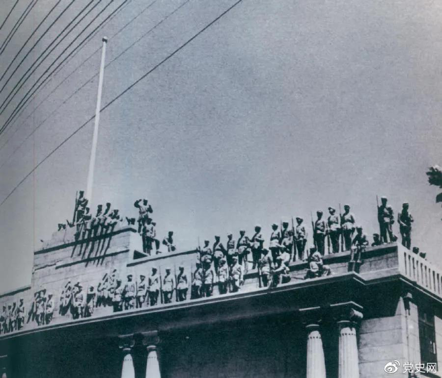  The picture shows the People's Liberation Army occupying the Presidential Palace of the Nanjing Kuomintang。