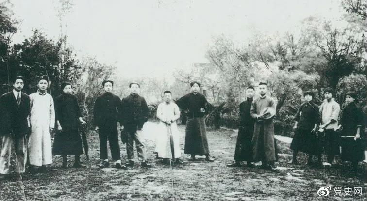 On May 8, 1920, some members of the Xinmin Society took a photo in Shanghai Banjing Garden. Zuo Qi is Mao Zedong.