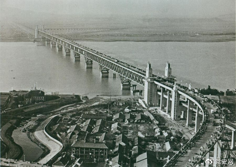 On December 29, 1968, the Nanjing Yangtze River Bridge was fully opened to traffic. This was the Sky bet  sports betting  APP largest railway and highway bridge designed and built by China at that time.