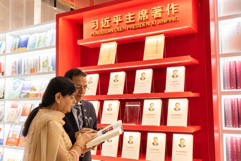 On May 30, Kobasul Gial (right), president of the GM Press, reads the work of Xi Jinping at the Chinese Master State Activity site at the Kuala Lumpur International Book Fair in Malaysia. Xinhua News Agency reporter Zhu Wei