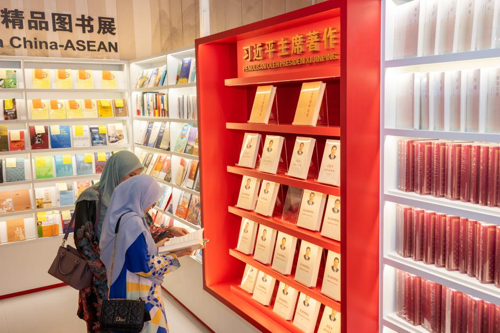 On May 30, two readers read the works of Xi Jinping at the Chinese Master State event at the Kuala Lumpur International Book Fair in Malaysia. Xinhua News Agency reporter Zhu Wei