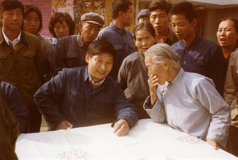 This was Xi Jinping (in the middle of the front row), then the secretary of the Zhengding County Party Committee of Hebei, and temporarily set a table on the street to listen to the opinions of the people.