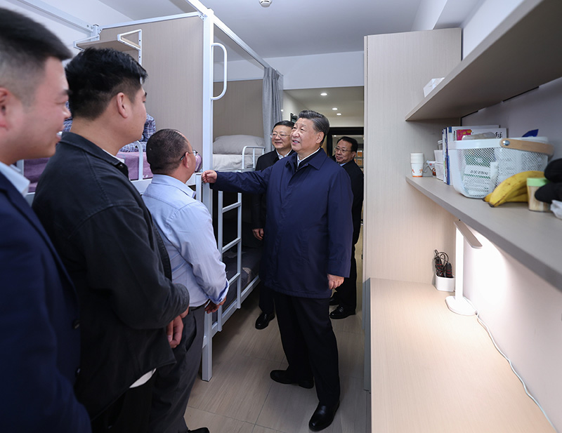 On the afternoon of November 29, 2023, General Secretary Xi Jinping inspected the home managers of urban builders in the new era of Minhang District, Shanghai to understand the living conditions of first -line workers in the city.