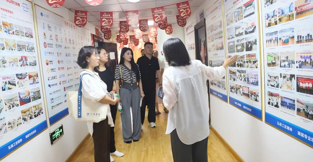 人文学院赴河南匠人教育集团开展访企拓岗活动-图片1(1)