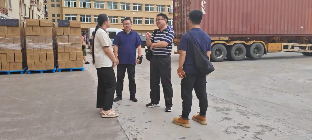 义乌市赣核国际贸易有限公司看望25届工作校友(1)