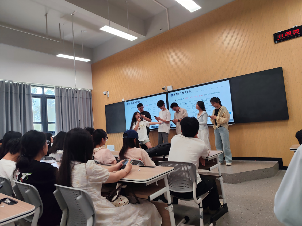 信息工程网盛棋牌学生开展现场演绎(1)