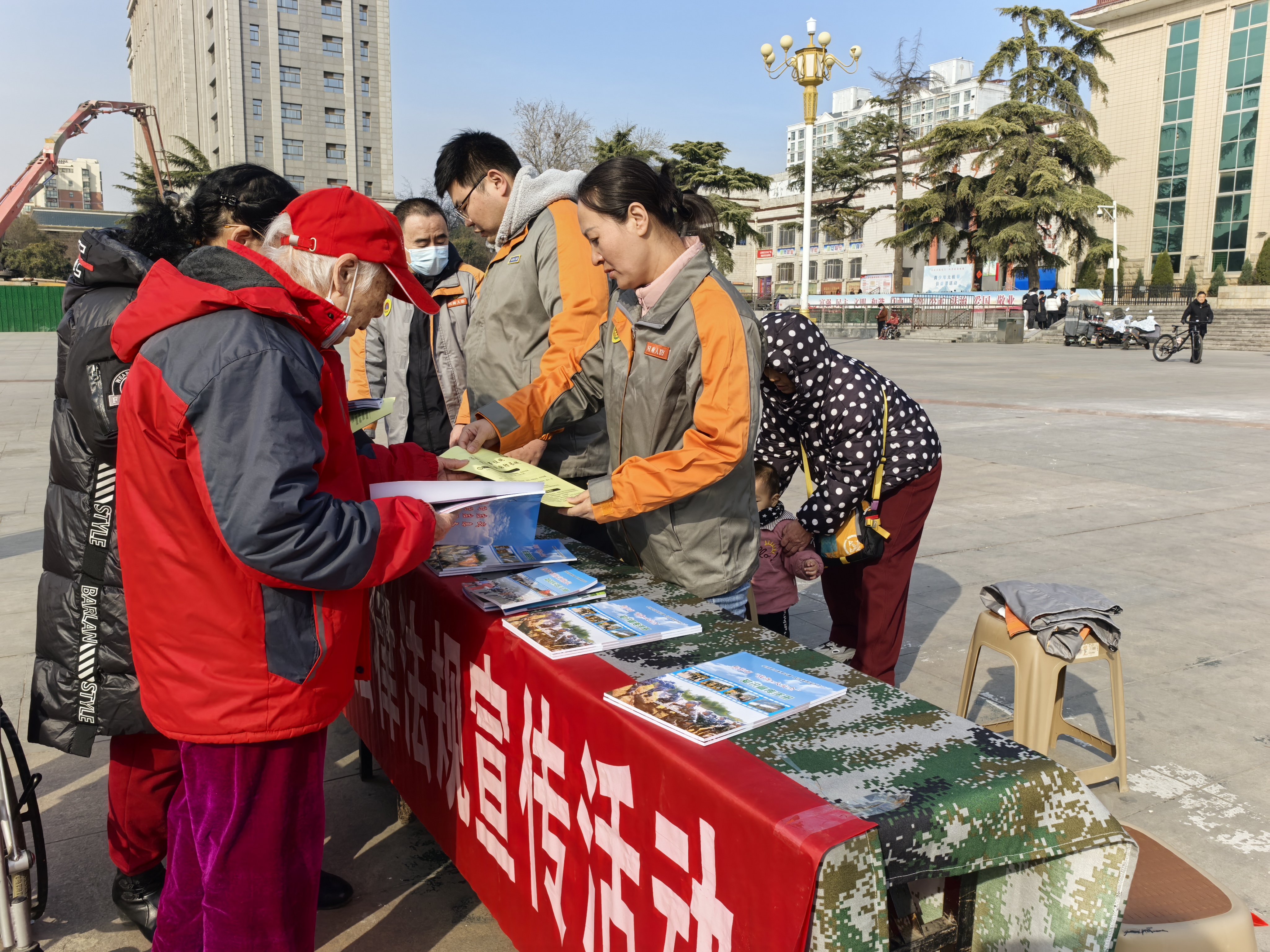 在焦作市东方红广场集中开展法律法规宣传