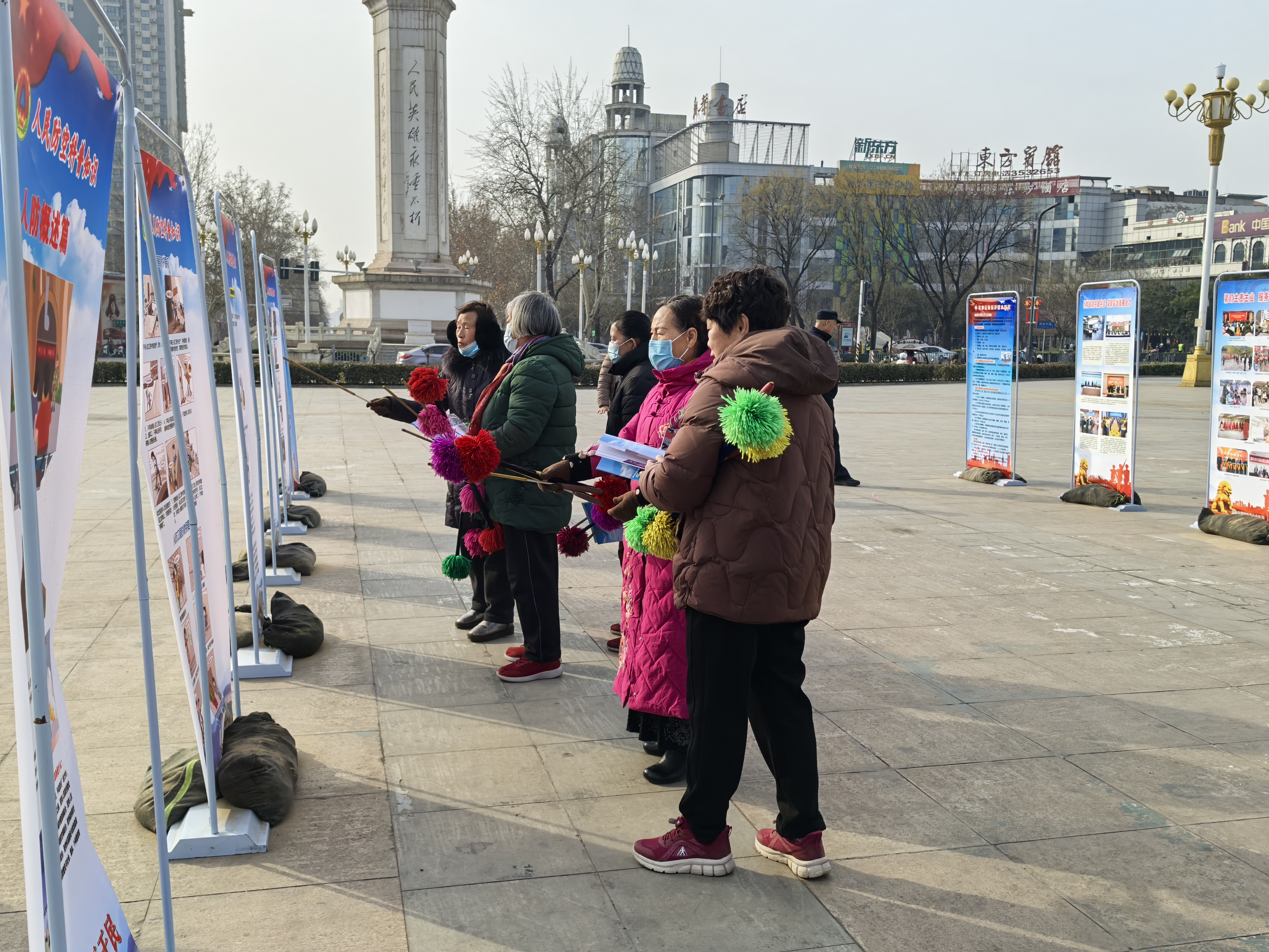 焦作市国动办在东方红广场开展法律法规宣传