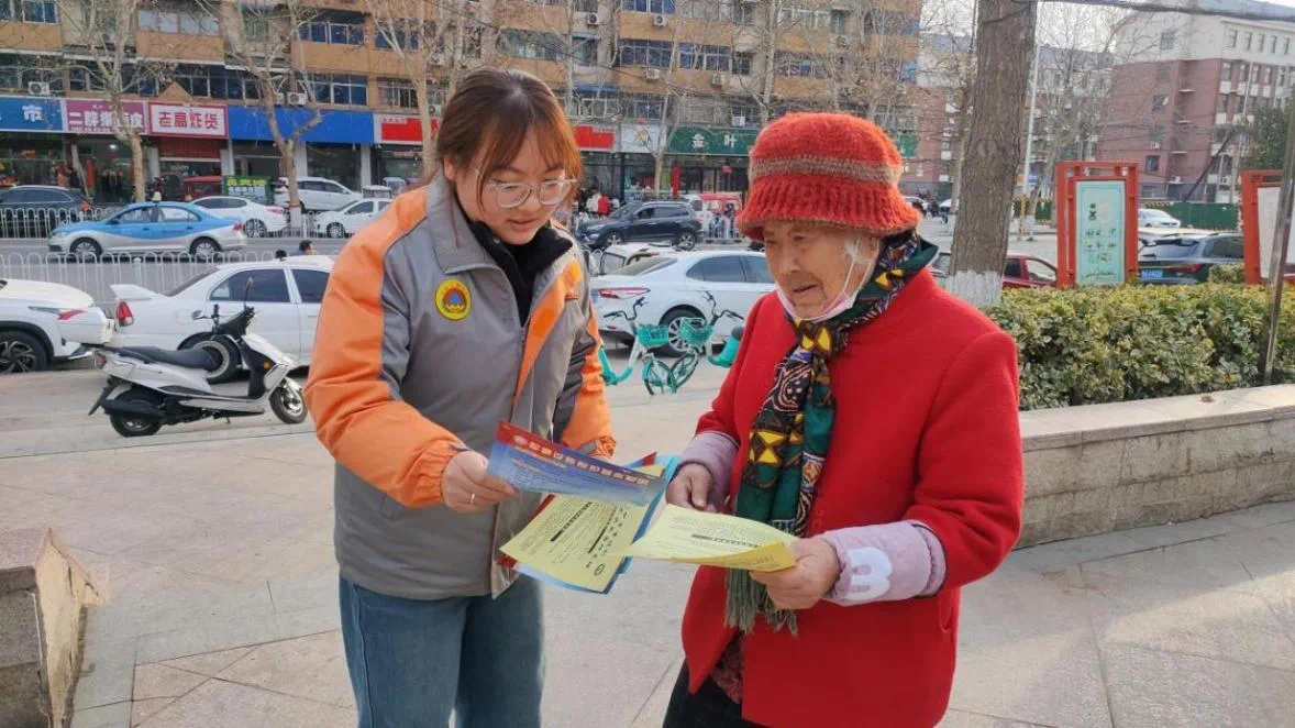 焦作市国防动员志愿者深入社区对居民宣传法律法规和知识