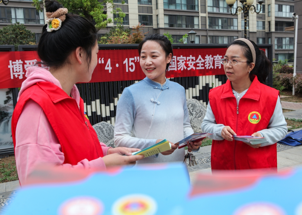 在新华园发放宣传手册