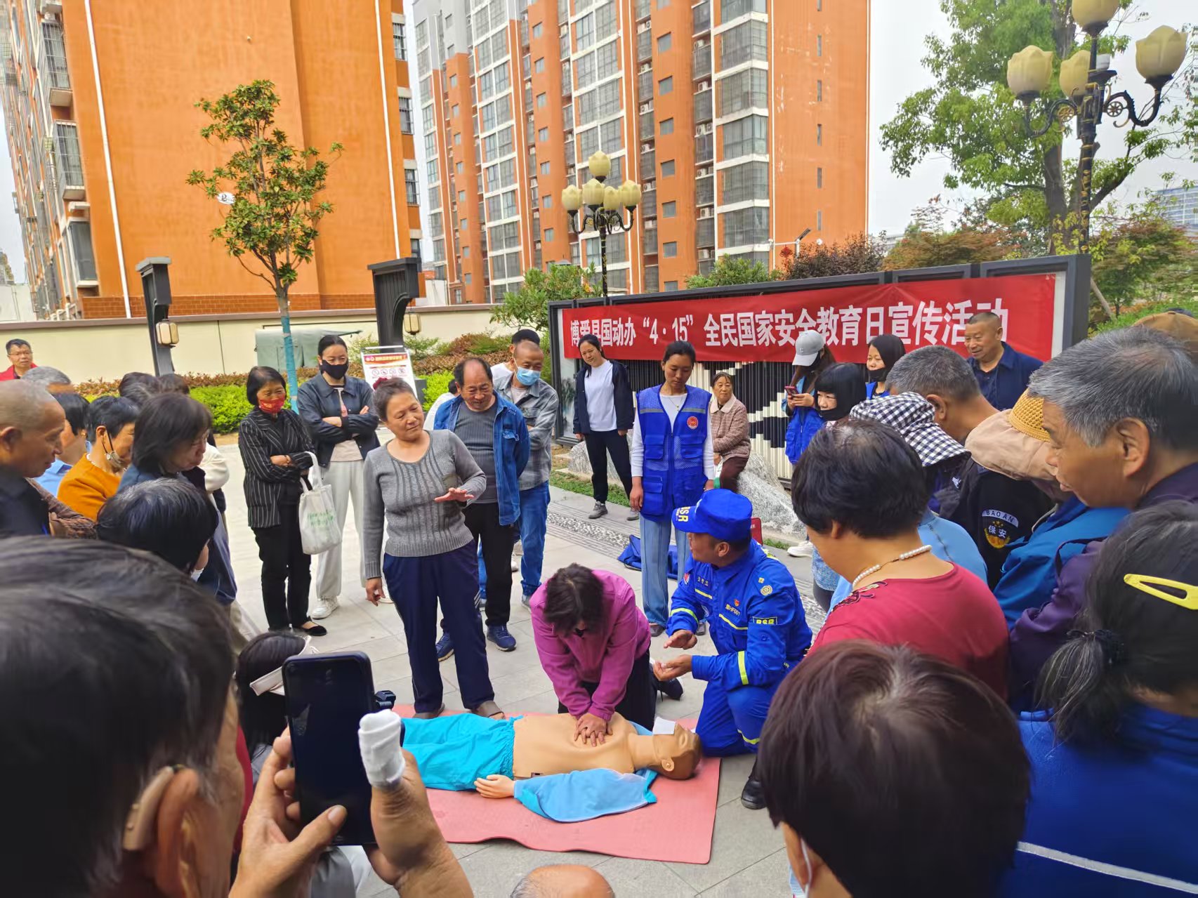 在新华园小区开展自救互救培训