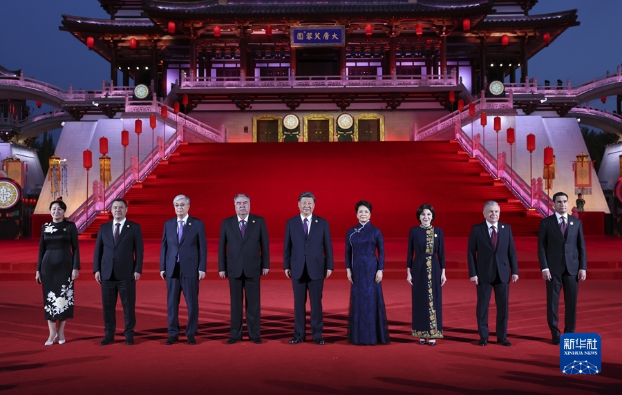 习近平和彭丽媛为出席中国—中亚峰会的中亚国家元首夫妇举行欢迎仪式和欢迎宴会并共同观看演出