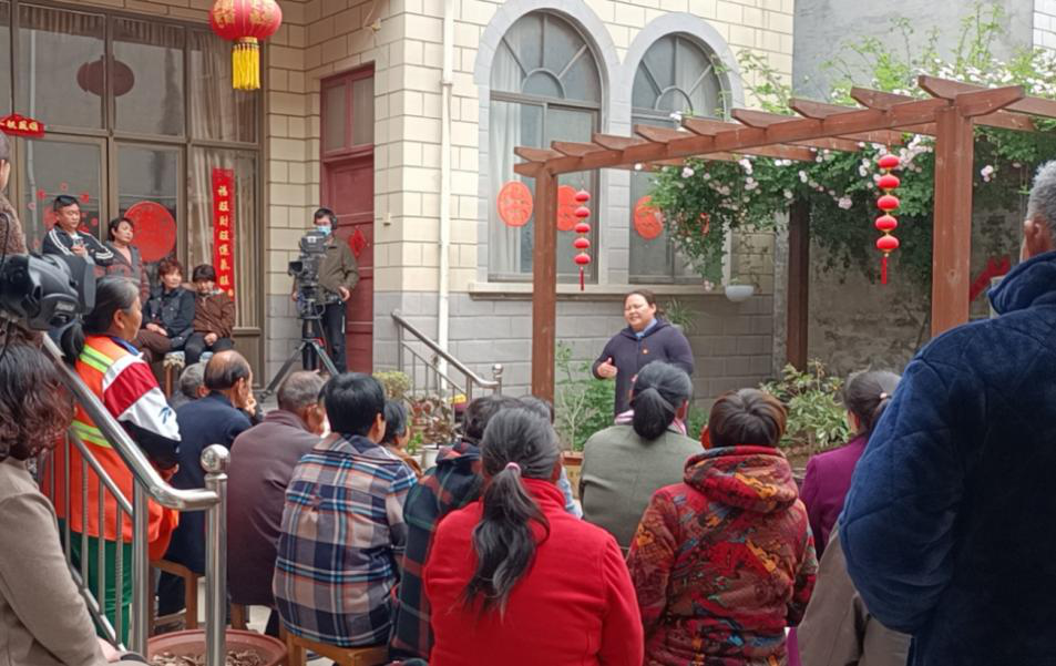 宣讲员李莹在小院课堂现场开展宣讲