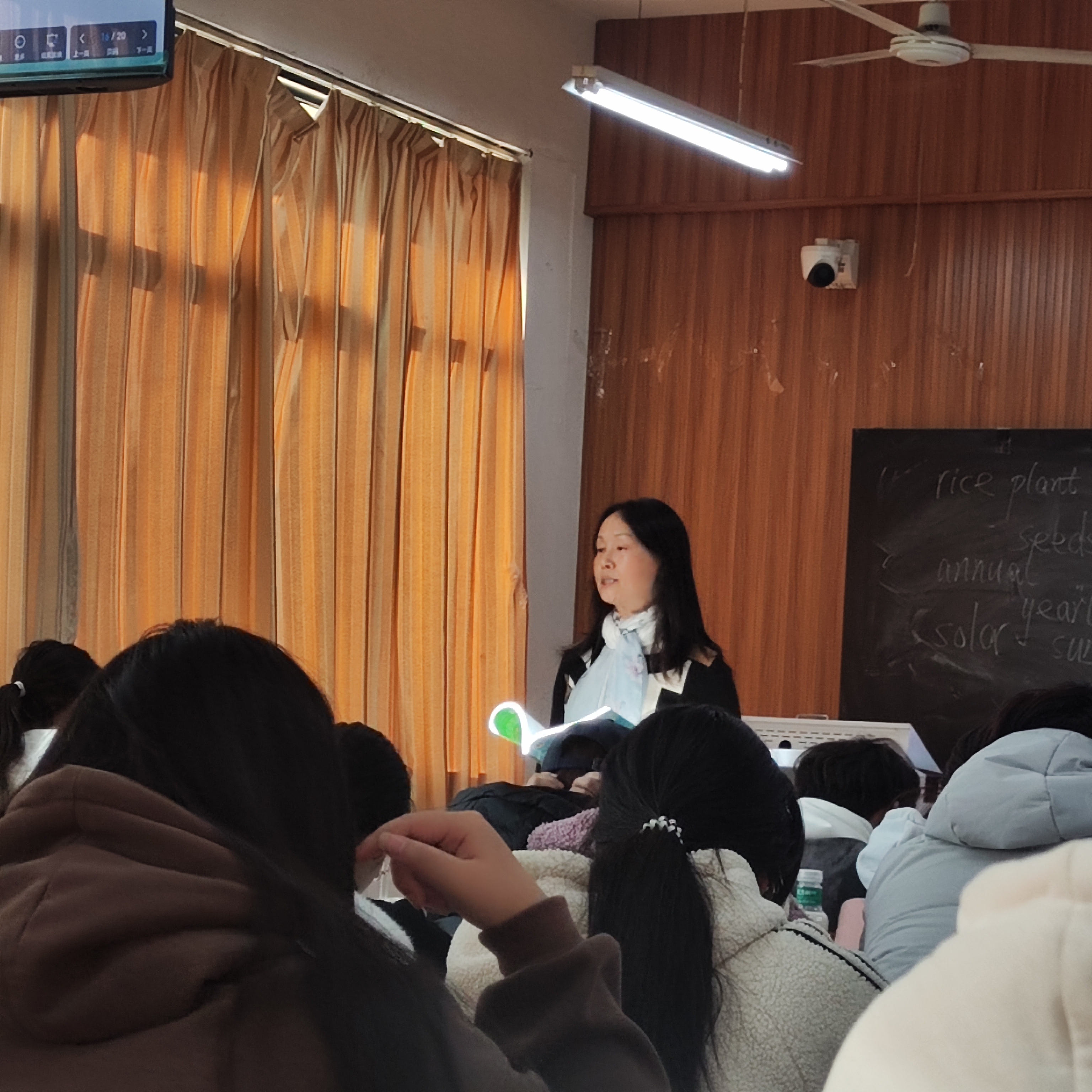 大学外语教研部 关合凤教授_AI看图