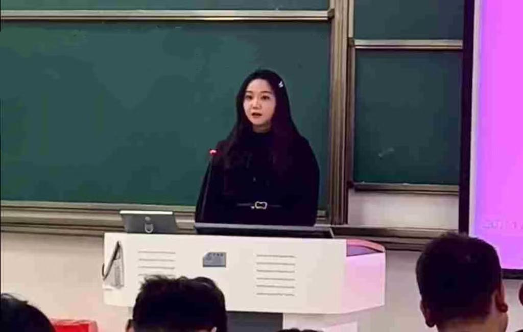 刘伊鹤教师照片