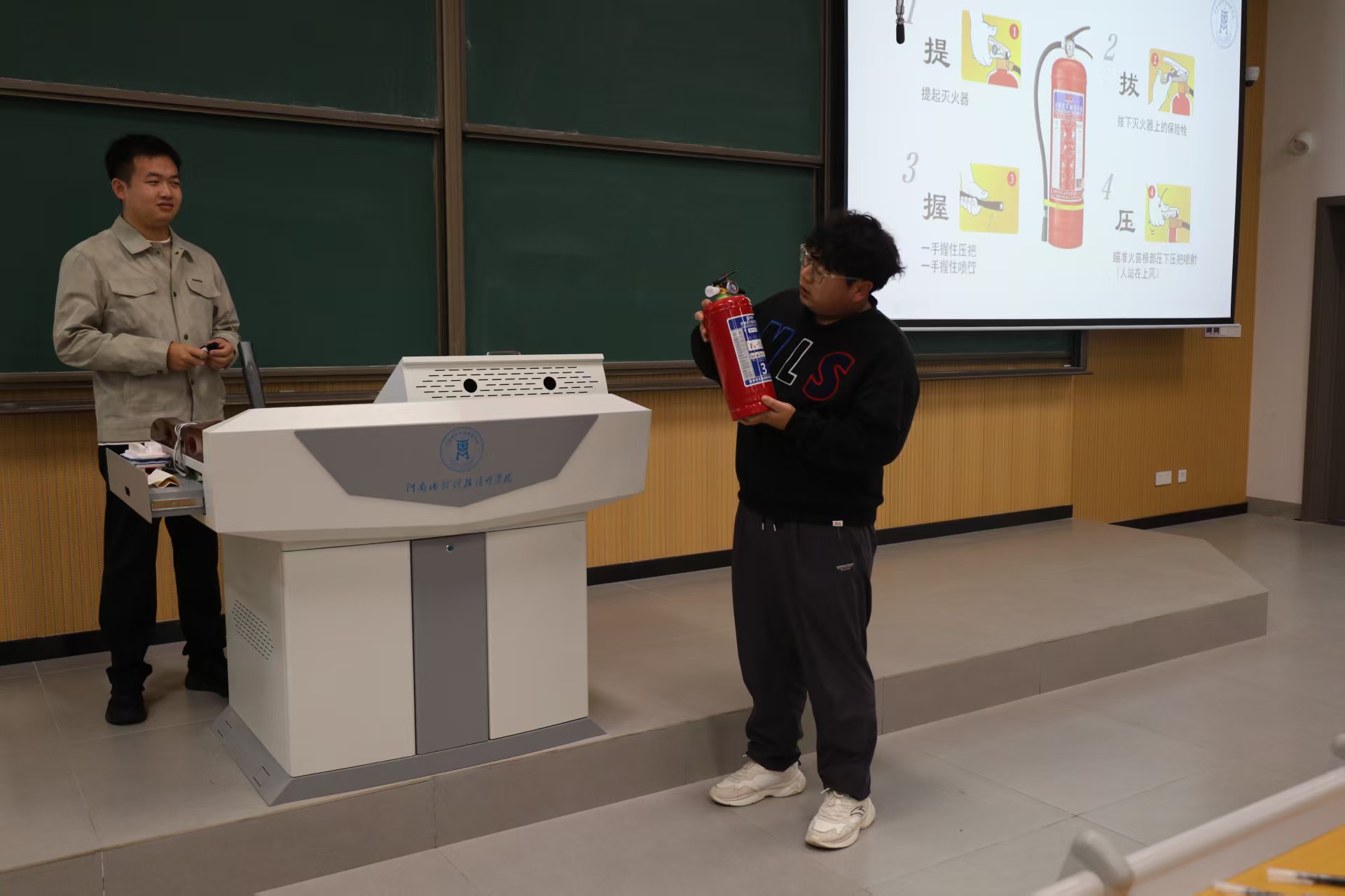 <strong>信息工程学部成功开展消防安全教育培训演练活动</strong>