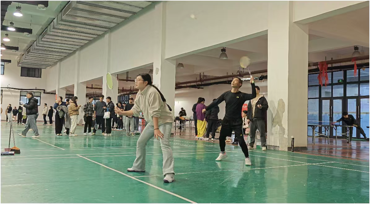 <strong>教职工羽毛球比赛信息工程学部勇夺首胜</strong>