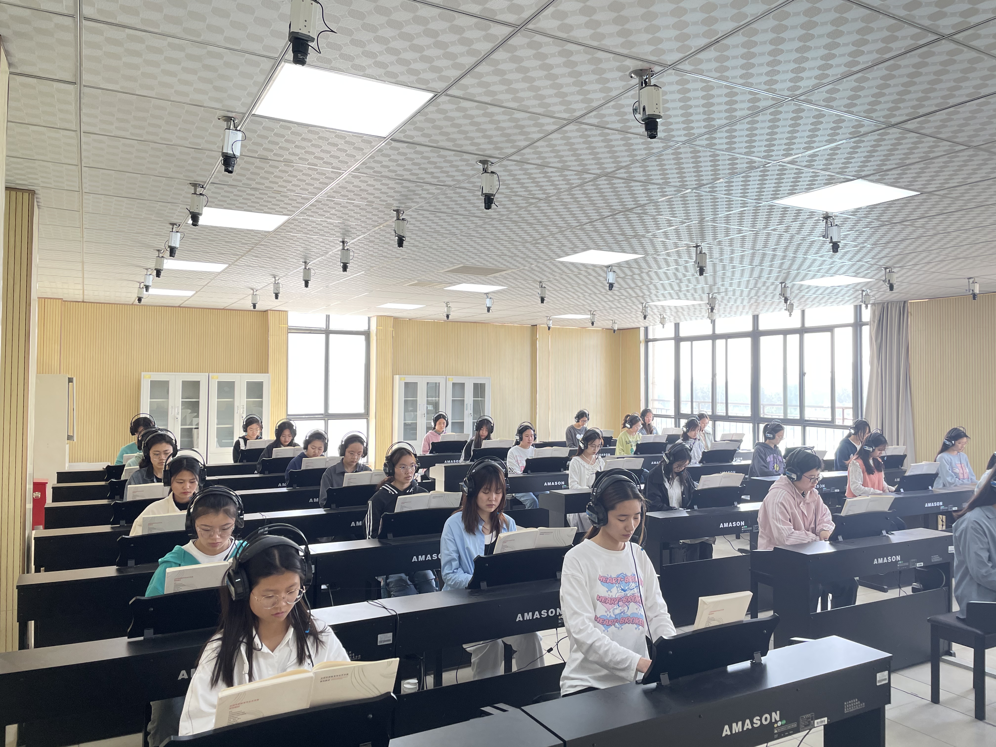 学生学习钢琴课程