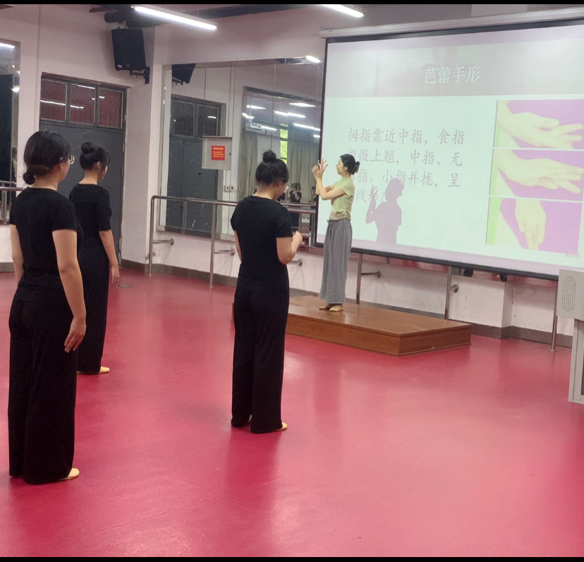 崔朦迪指导舞蹈