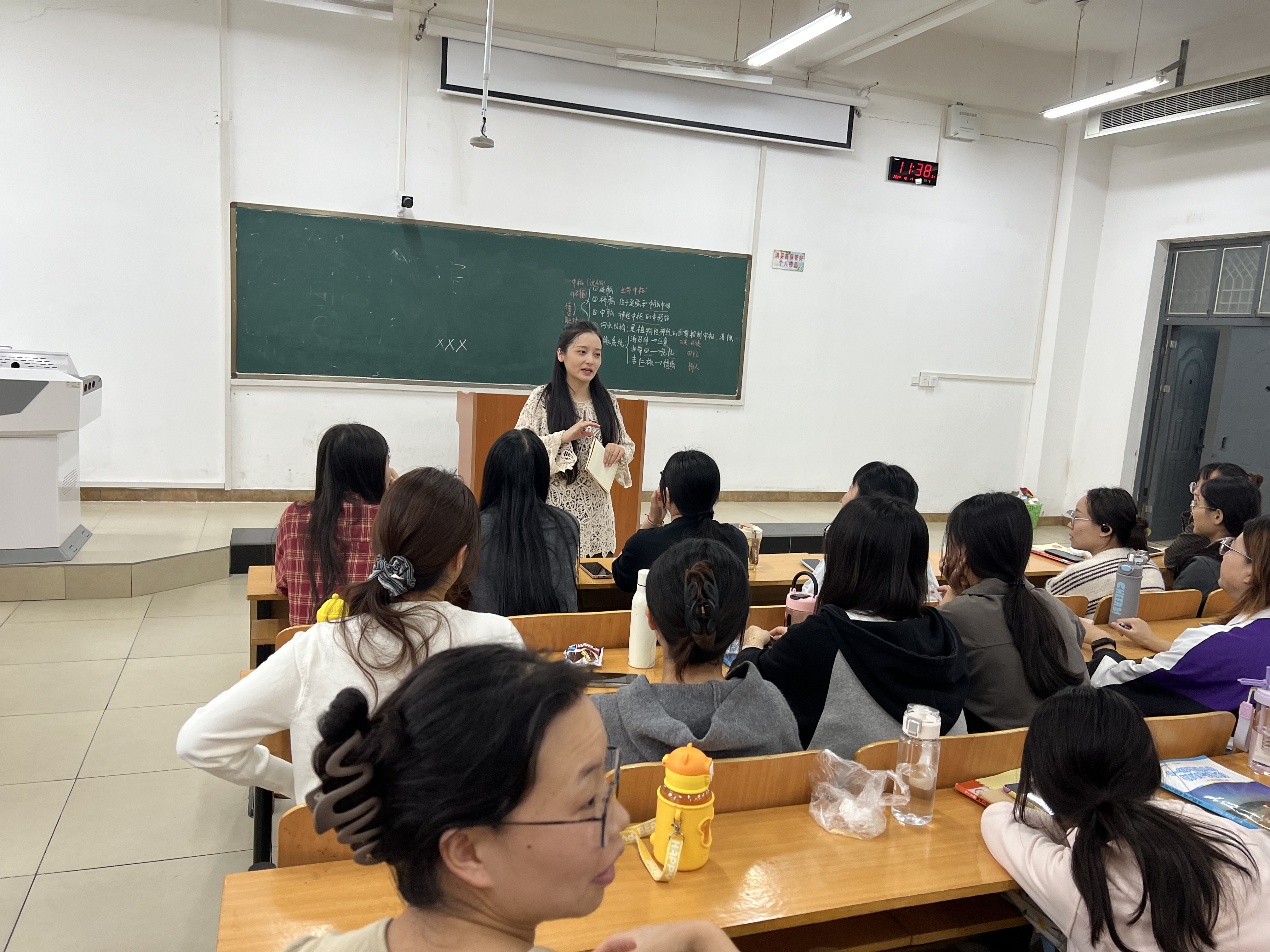 李炳淑指导学生照片