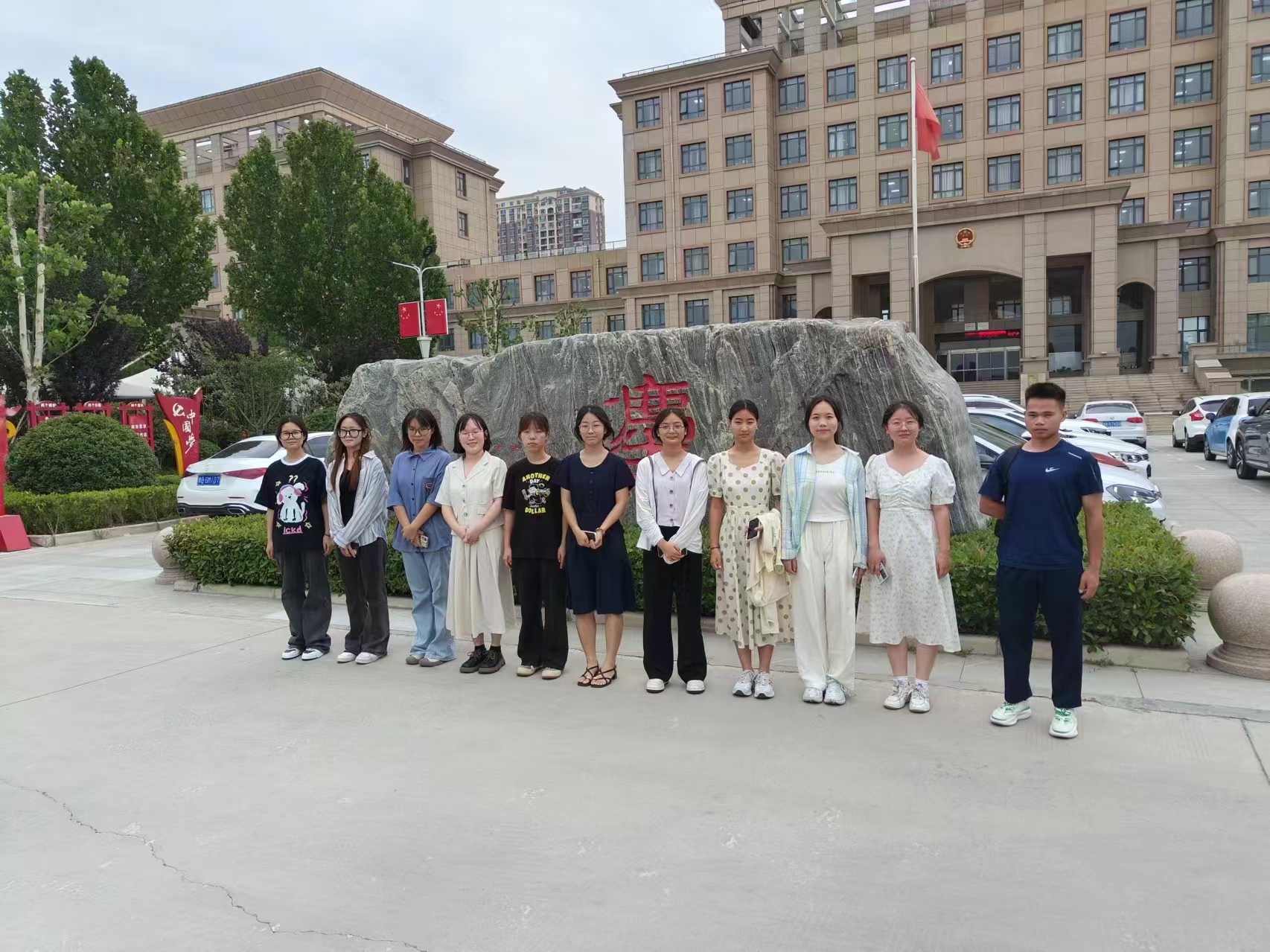 图为：法律系学子赴开封城乡一体化示范区人民法院开展暑期实习