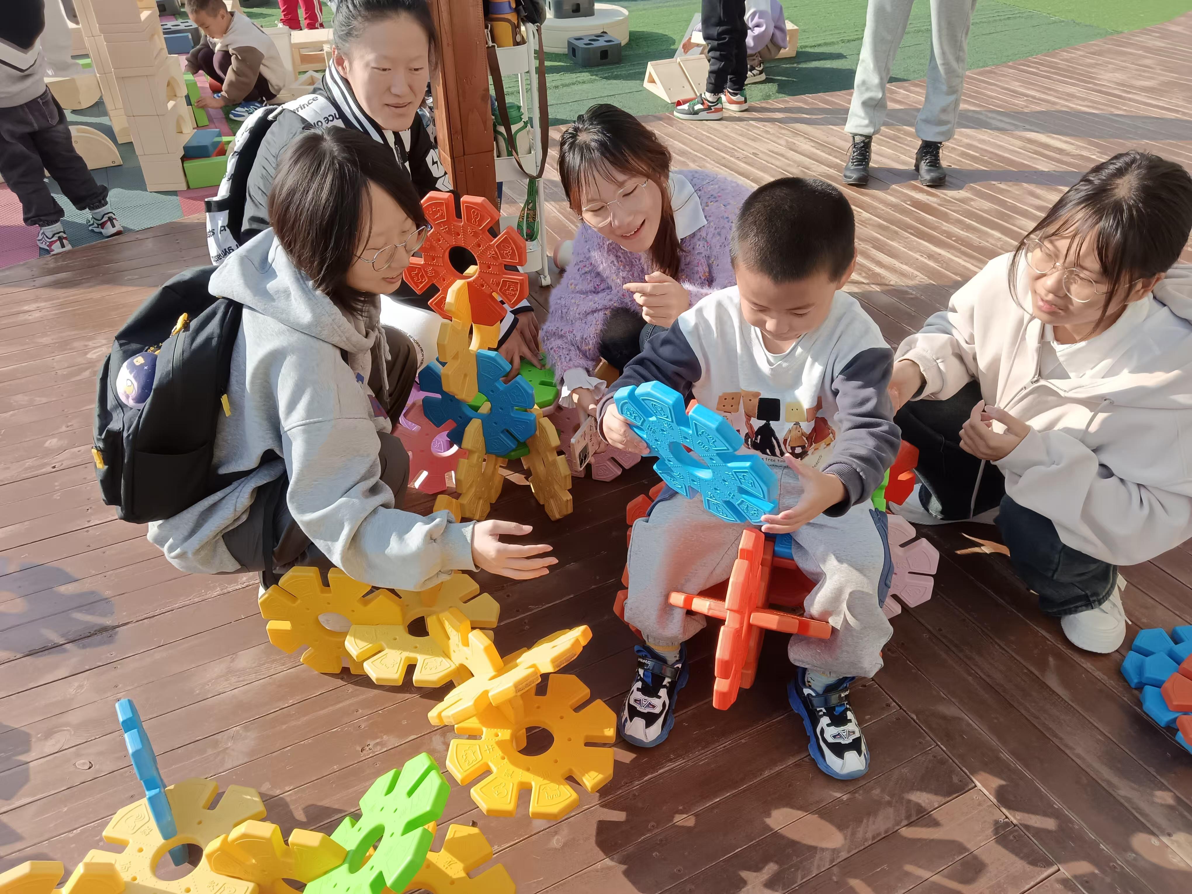 小学期学生进入幼儿园观察幼儿