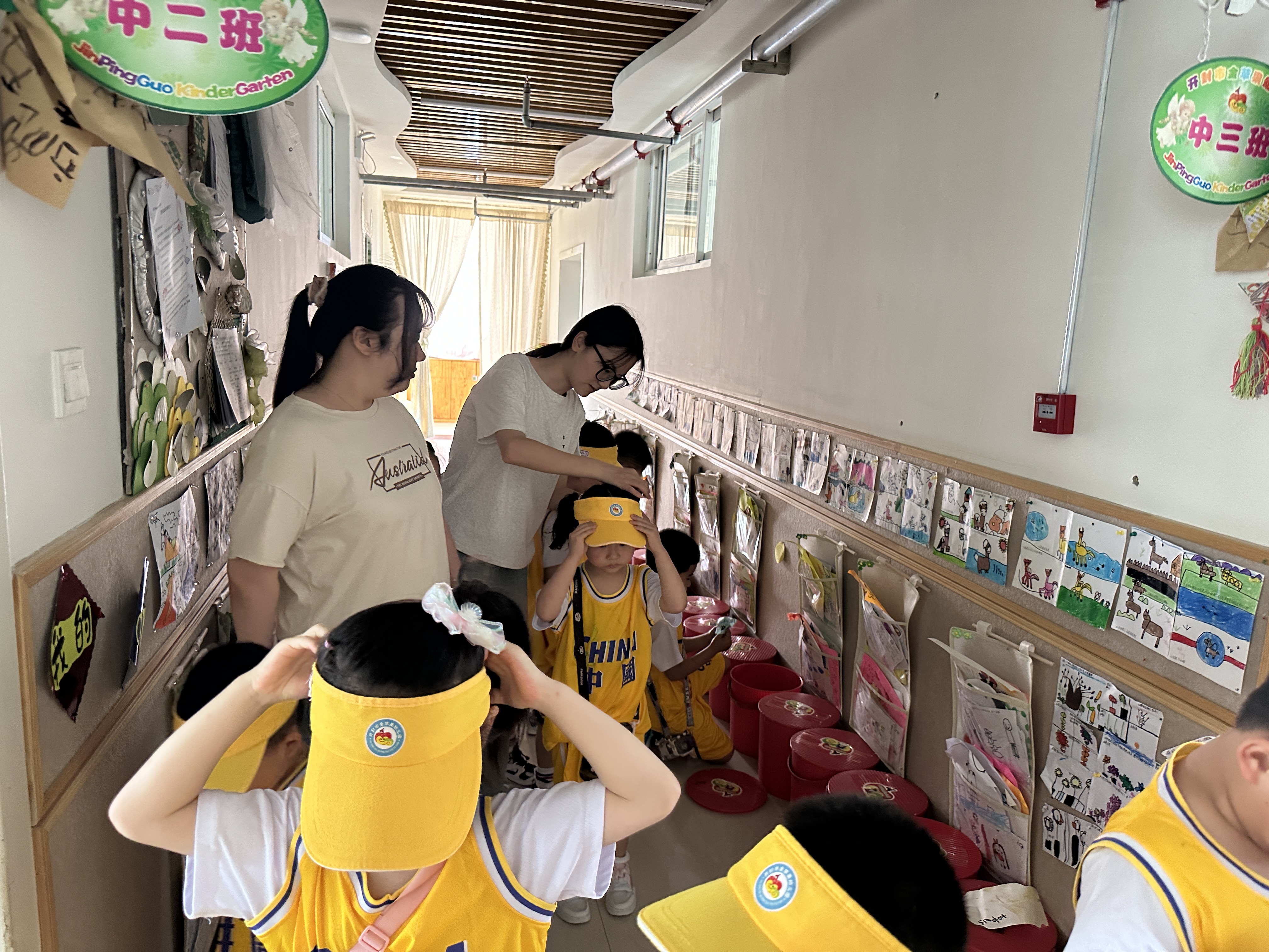 小学期学生带领幼儿进行游戏