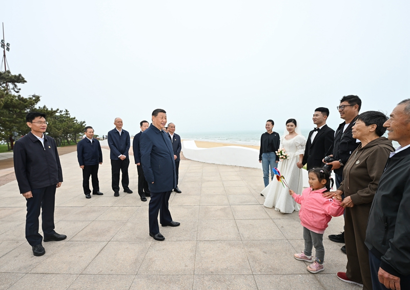 5月22日至24日，中共中央總書記、國家主席、中央軍委主席習(xí)近平在山東考察。這是22日下午，習(xí)近平在日照市陽光海岸綠道同市民親切交流。