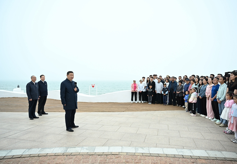 5月22日至24日，中共中央總書記、國家主席、中央軍委主席習(xí)近平在山東考察。這是22日下午，習(xí)近平在日照市陽光海岸綠道同市民和游客親切交流。