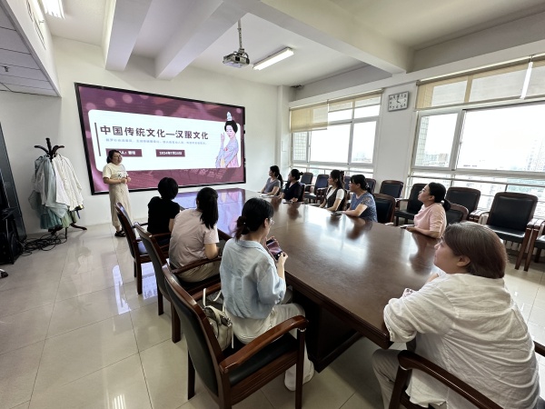 省農(nóng)業(yè)農(nóng)村廳讀書朗誦興趣小組開展“品國(guó)風(fēng)古韻 賞華夏霓裳”漢民族傳統(tǒng)服飾分享活動(dòng)